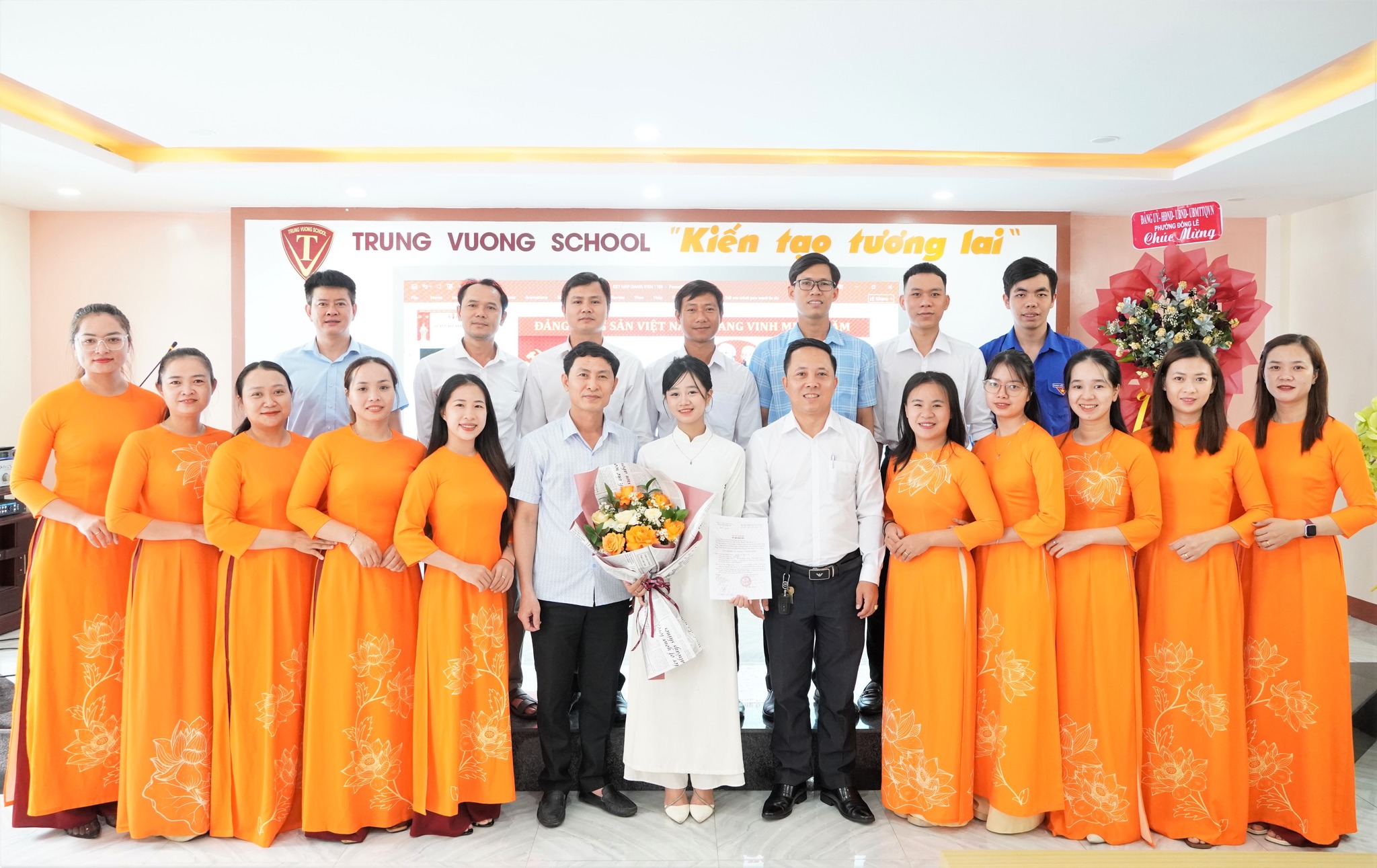 Chúc mừng Đảng viên mới - Đồng chí Nguyễn Thị Thanh Vy lớp 12A